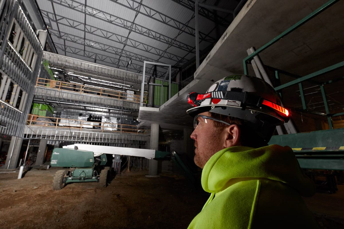 LINTERNA DE CASCO RECARGABLE LED MILWAUKEE 2116-217