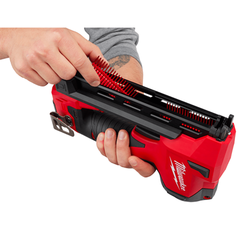 KIT DE ENGRAPADORA CON CARGADOR Y BATERIA M12 MILWAUKEE 2448-215