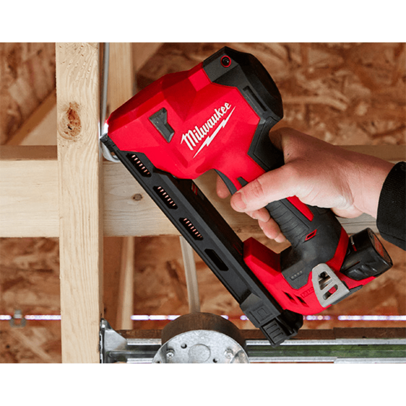 KIT DE ENGRAPADORA CON CARGADOR Y BATERIA M12 MILWAUKEE 2448-217