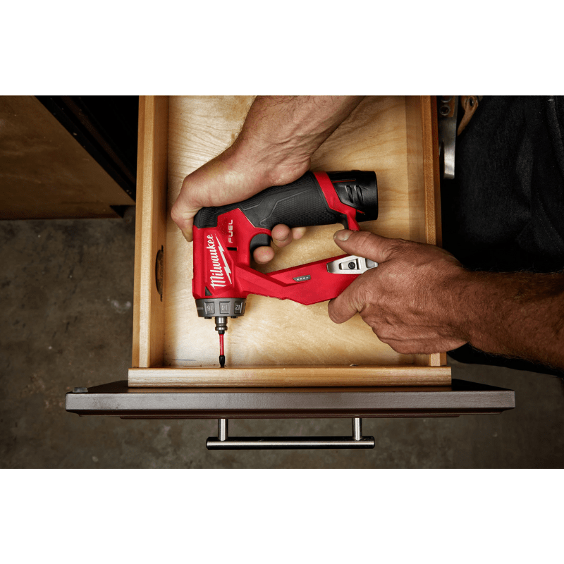 KIT DE TALADRO DESTORINILLADOR DE INSTALACIÓN M12 FUEL MILWAUKEE 2505-227