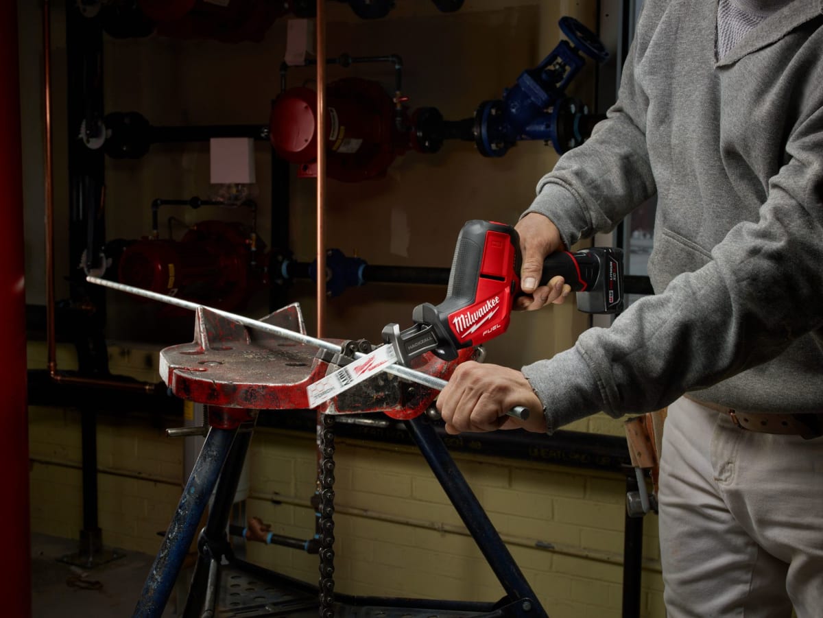 KIT SIERRA SABLE M12 + BATERIA MILWAUKEE 2520-21XC4