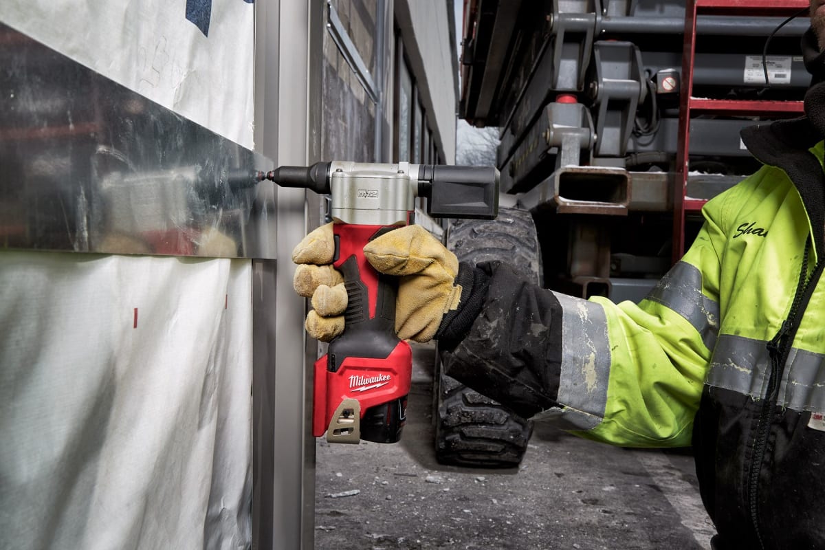 KIT REMACHADORA M12 CON BATERIA Y CARGADOR MILWAUKEE 2550-223