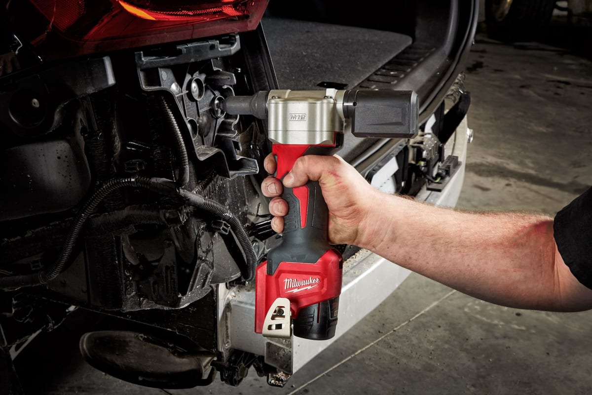 KIT REMACHADORA M12 CON BATERIA Y CARGADOR MILWAUKEE 2550-224