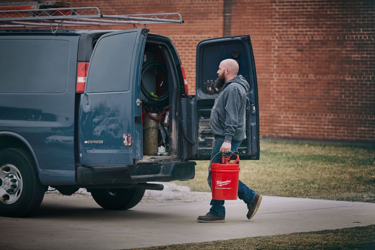 KIT DESTAPADOR DE DESAGÜES + CARGADOR M12 + CUBETA MILWAUKEE 2571-214