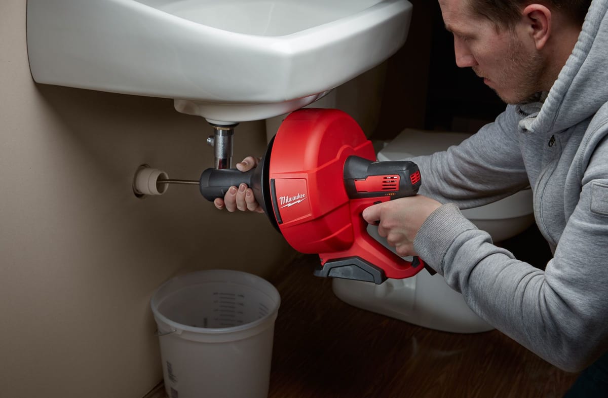 KIT DESTAPADOR DE DESAGÜES + CARGADOR M12 + CUBETA MILWAUKEE 2571-213