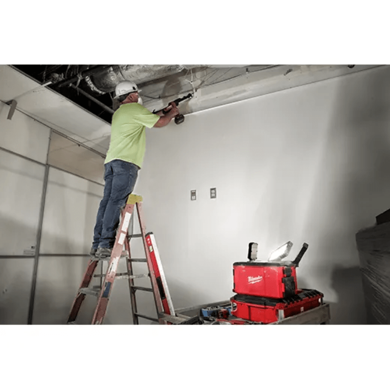 LUZ/CARGADOR M18 PACKOUT MILWAUKEE 2357-2010