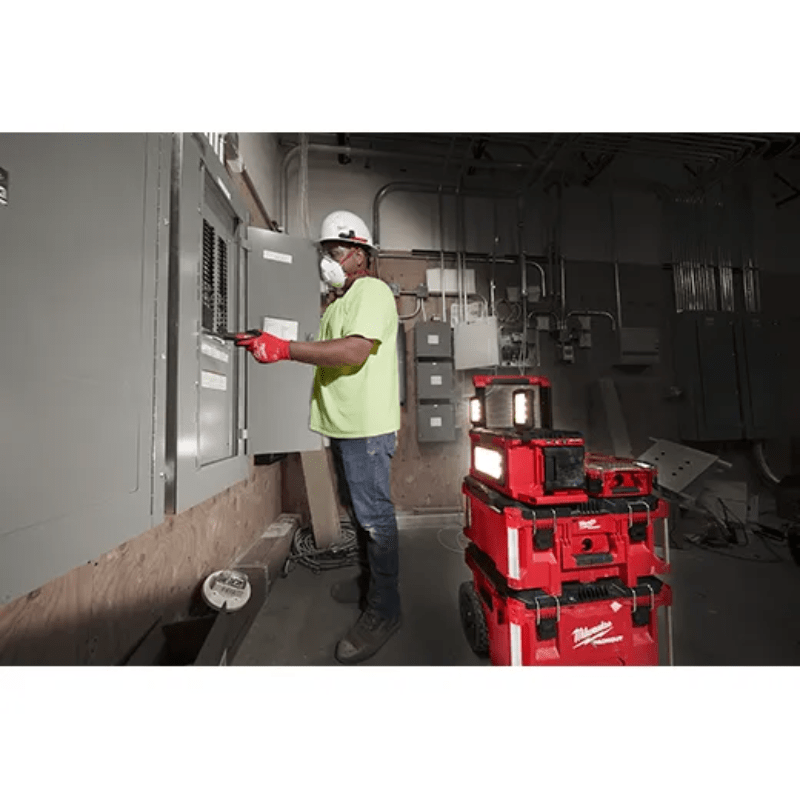 LUZ/CARGADOR M18 PACKOUT MILWAUKEE 2357-2011