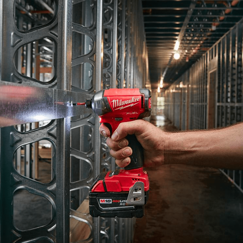 PACK ATORNILLADOR DE IMPACTO 2760-20 + BATERÍA+CARGADOR 48-3159 MILWAUKEE2