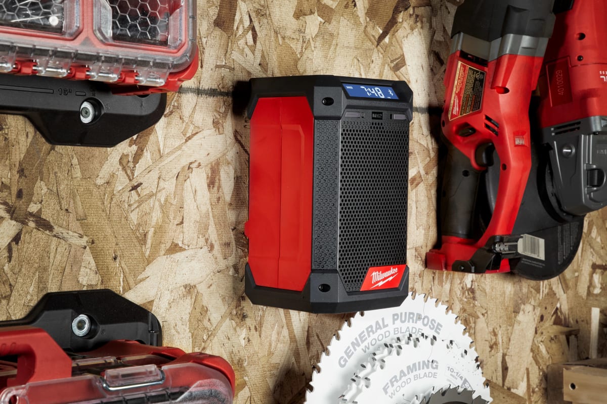PARLANTE INALÁMBRICO + CARGADOR M12 MILWAUKEE 2951-207