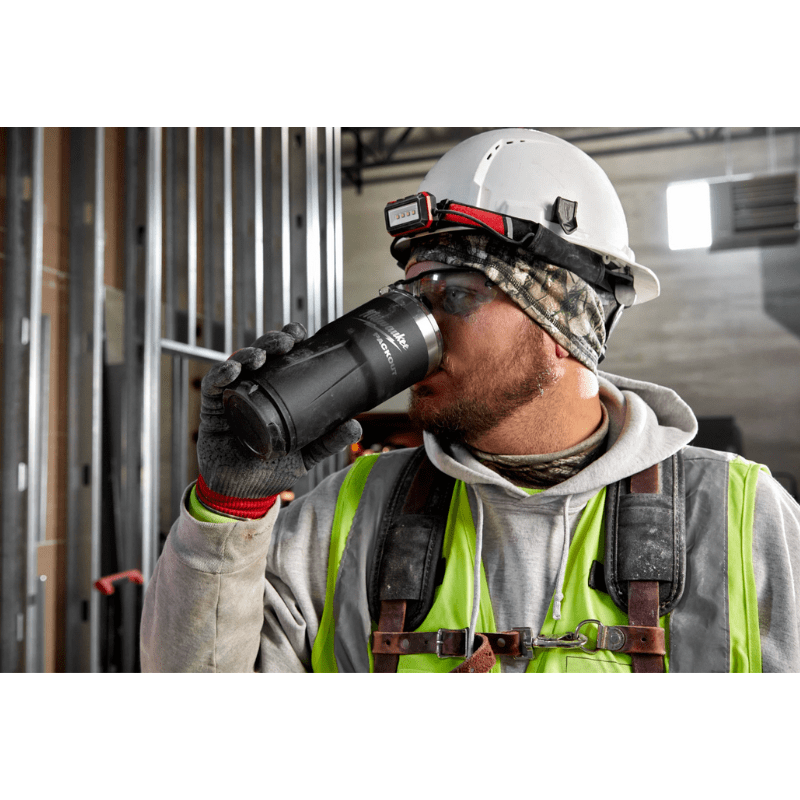 VASO 20 OZ PACKOUT NEGRO MILWAUKEE 48-22-8392B7