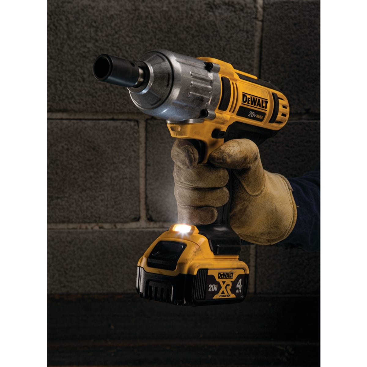 KIT LLAVE IMPACTO 20V + 2 BAT DCF889M2-B27