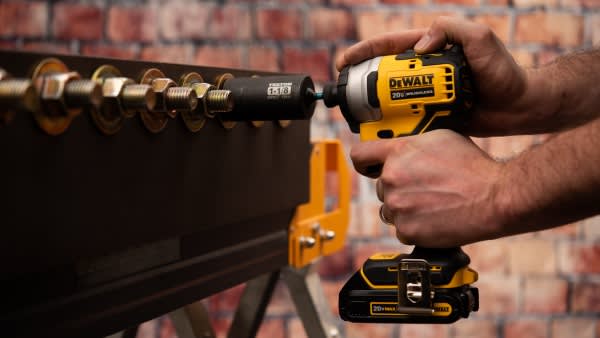 ATORNILLADOR DE IMPACTO DEWALT DCF809C17
