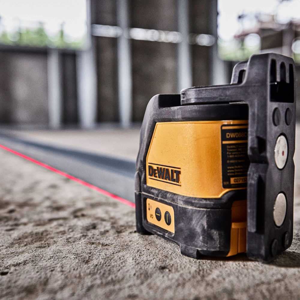 NIVEL LÁSER AUTONIVELANTE LÍNEA CRUZADA ROJAS 50' (15M) DEWALT DW088K5
