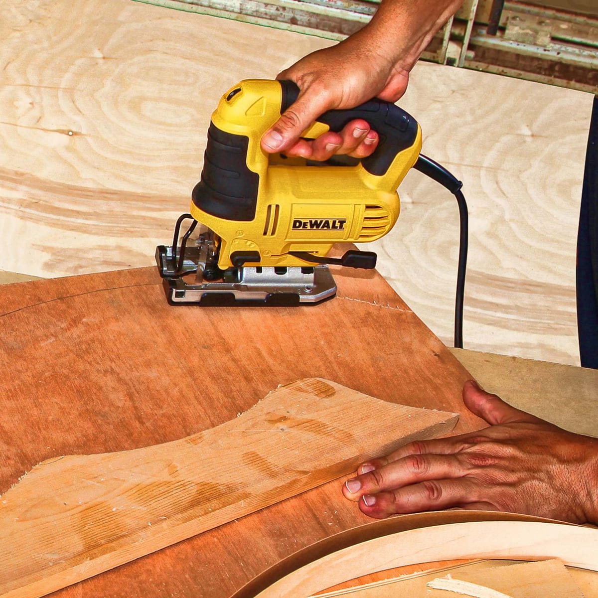 SIERRA CALADORA 650W DWE300-B27