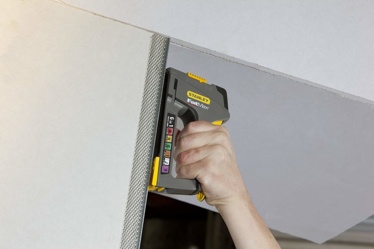 ENGRAPADORA Y CLAVADORA 6 EN 1 STANLEY FMHT6-708684