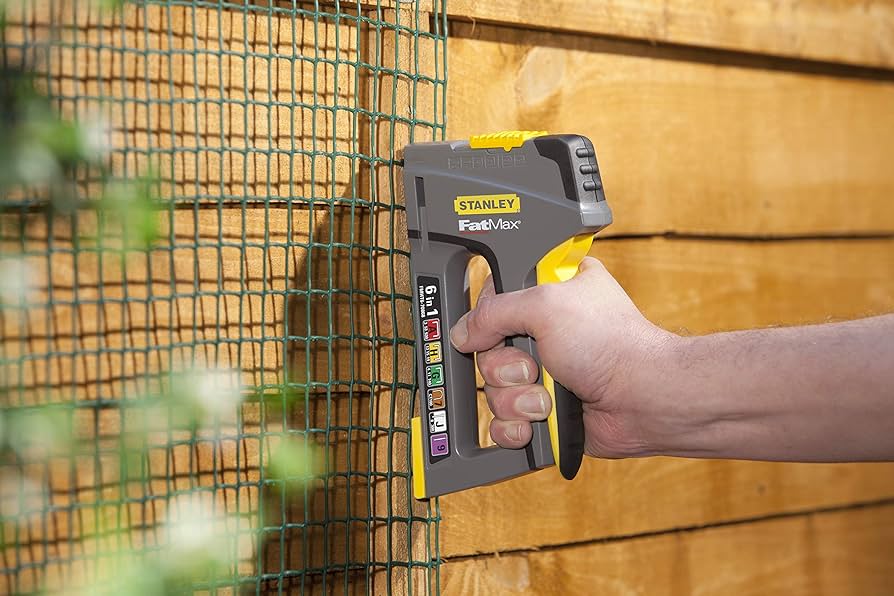 ENGRAPADORA Y CLAVADORA 6 EN 1 STANLEY FMHT6-708685