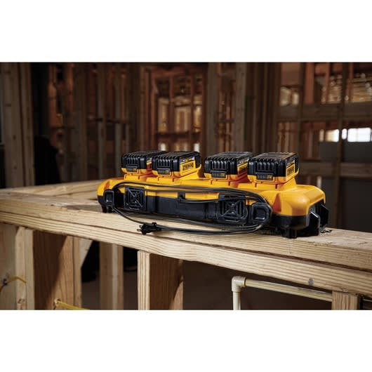 MULTICARGADOR DE BATERIA RÁPIDO MAX 4 PUERTOS DEWALT DCB104-B25