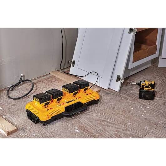 MULTICARGADOR DE BATERIA RÁPIDO MAX 4 PUERTOS DEWALT DCB104-B27