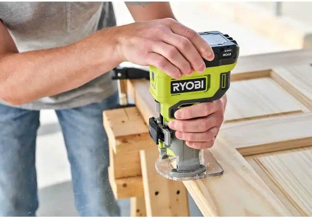 FRESADORA ROUTER 18V RYOBI PCL424B8