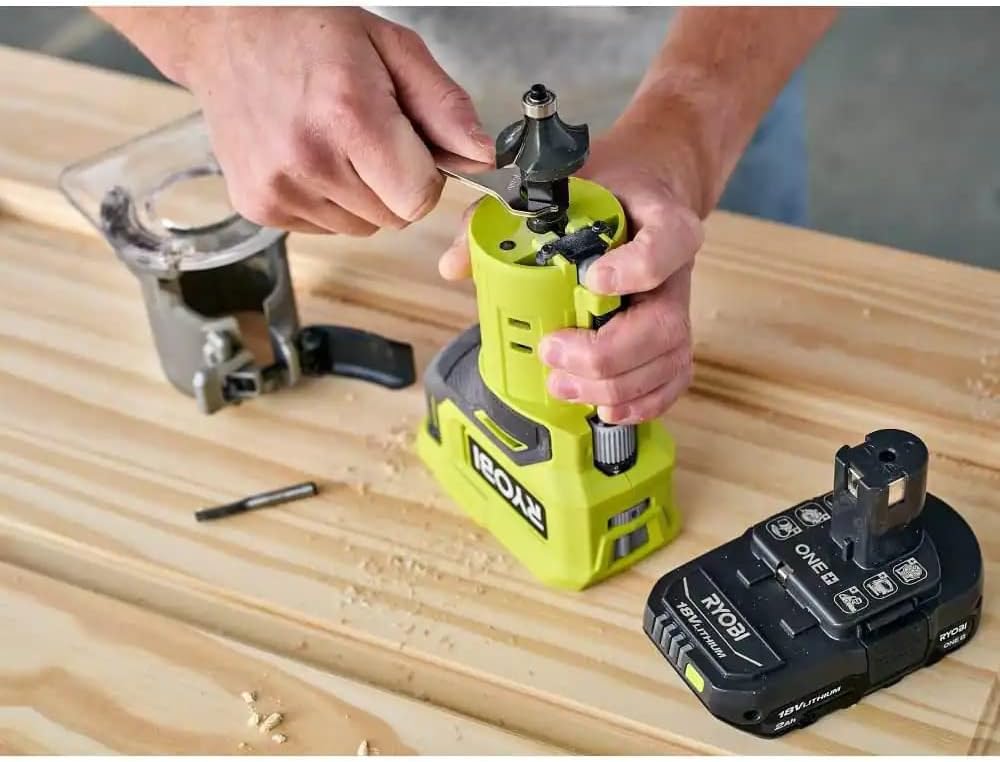 FRESADORA ROUTER 18V RYOBI PCL424B9