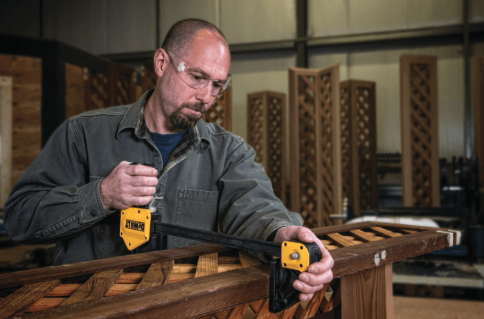 PRENSA SARGENTO DEWALT 24