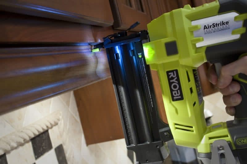 CLAVADORA P320 + 2 BATERIAS 4 AH RYOBI4