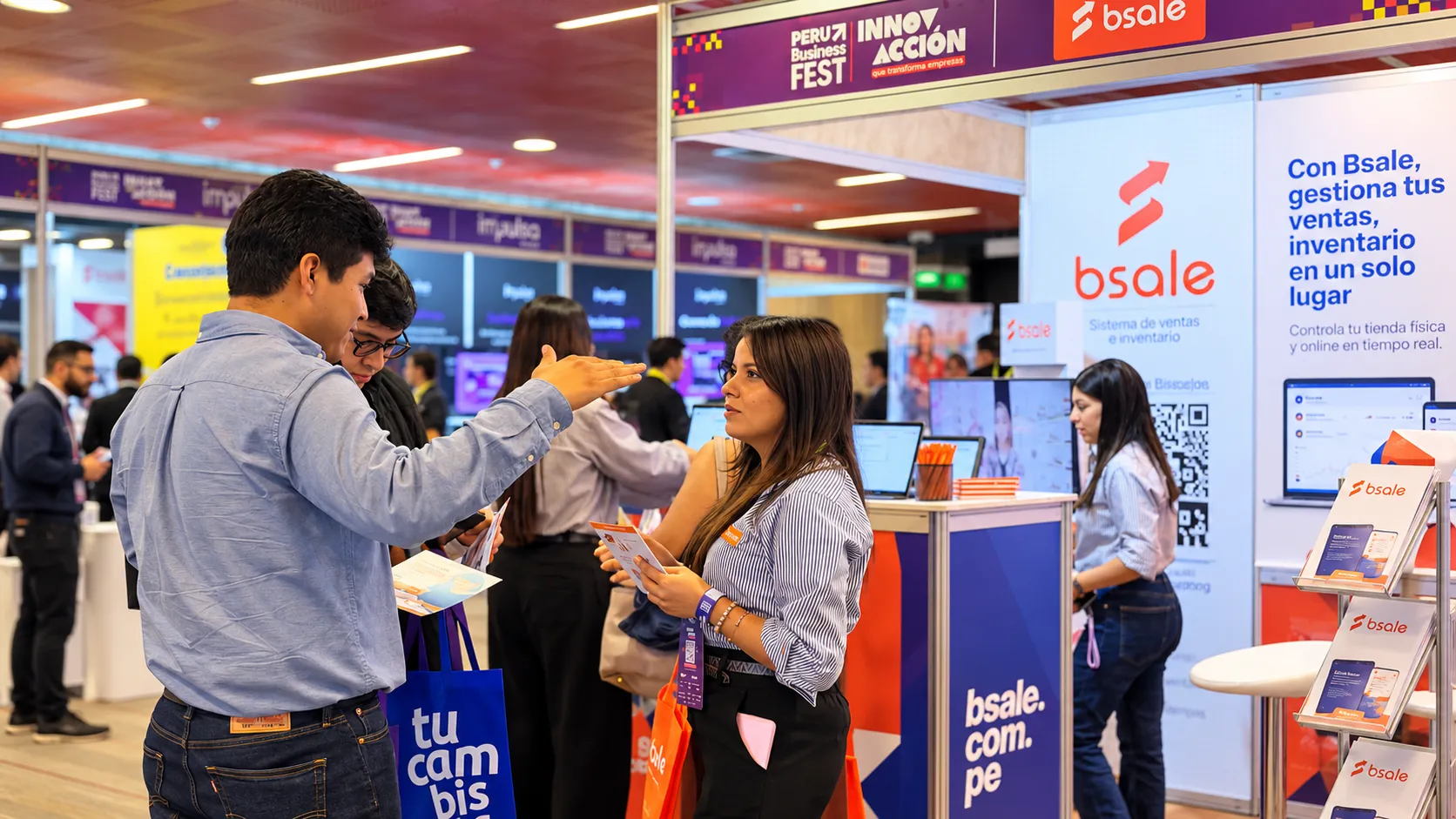 Representante de Bsale conversa con un visitante sobre herramientas para digitalizar negocios durante Perú Business Fest 2026