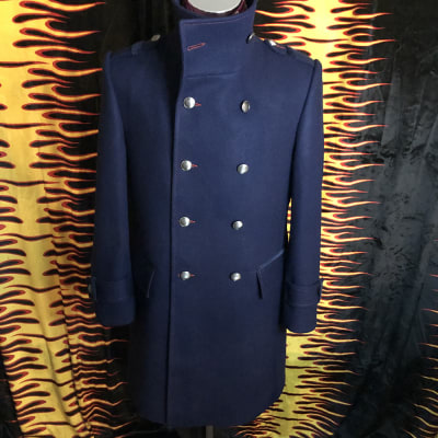 Capote Azul Francia Pespuntes y Ojales Rojos