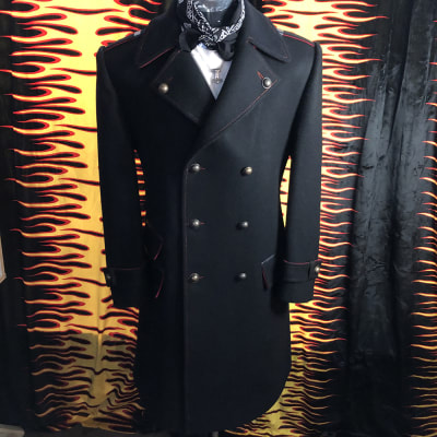 Marinero Masculino con Pespuntes y Líneas de Lápiz Rojas Marinero Masculino con Pespuntes y Líneas de Lápiz Rojas