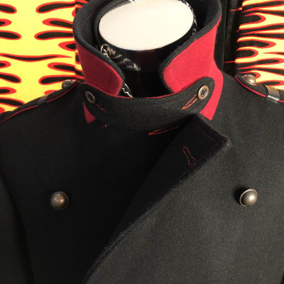 Marinero Masculino con Pespuntes y Líneas de Lápiz Rojas Marinero Masculino con Pespuntes y Líneas de Lápiz Rojas