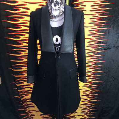 Abrigo Femenino Cuello y Botamangas de Cuero