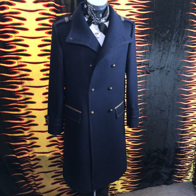 Capote Masculino Azul Francia con Pespuntes y Detalles Mostaza