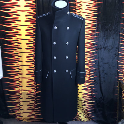 Capote Masculino Negro con Líneas de Lápiz Grises