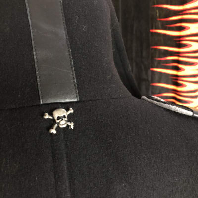 Capote Masculino Negro con Líneas de Lápiz Grises