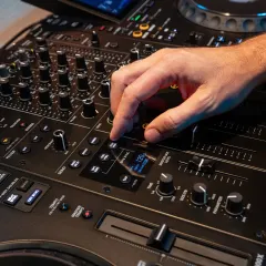 DJM-V5: sonido profesional en formato compacto