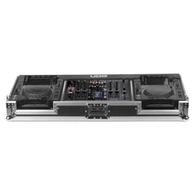 U92027SL UDG Ultimate Flight Case Set 2200 Silver Plus ( Wheels) U92027SL UDG Ultimate Flight Case Set 2200 Silver Plus ( Wheels)