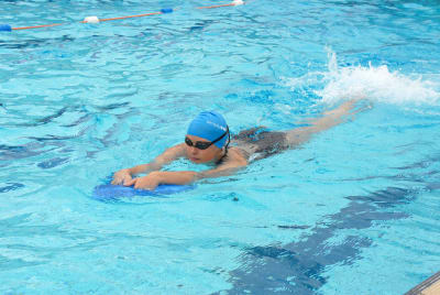 TABLA DE NATACION TRIANGULAR CON MANILLAS