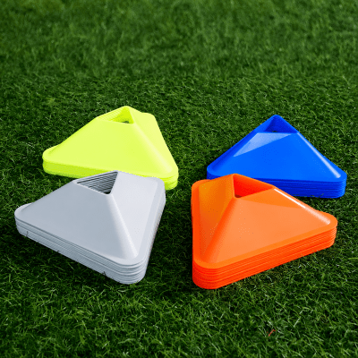 SET DE 40 CONOS DE AGILIDAD TRIANGULARES CON SOPORTE
