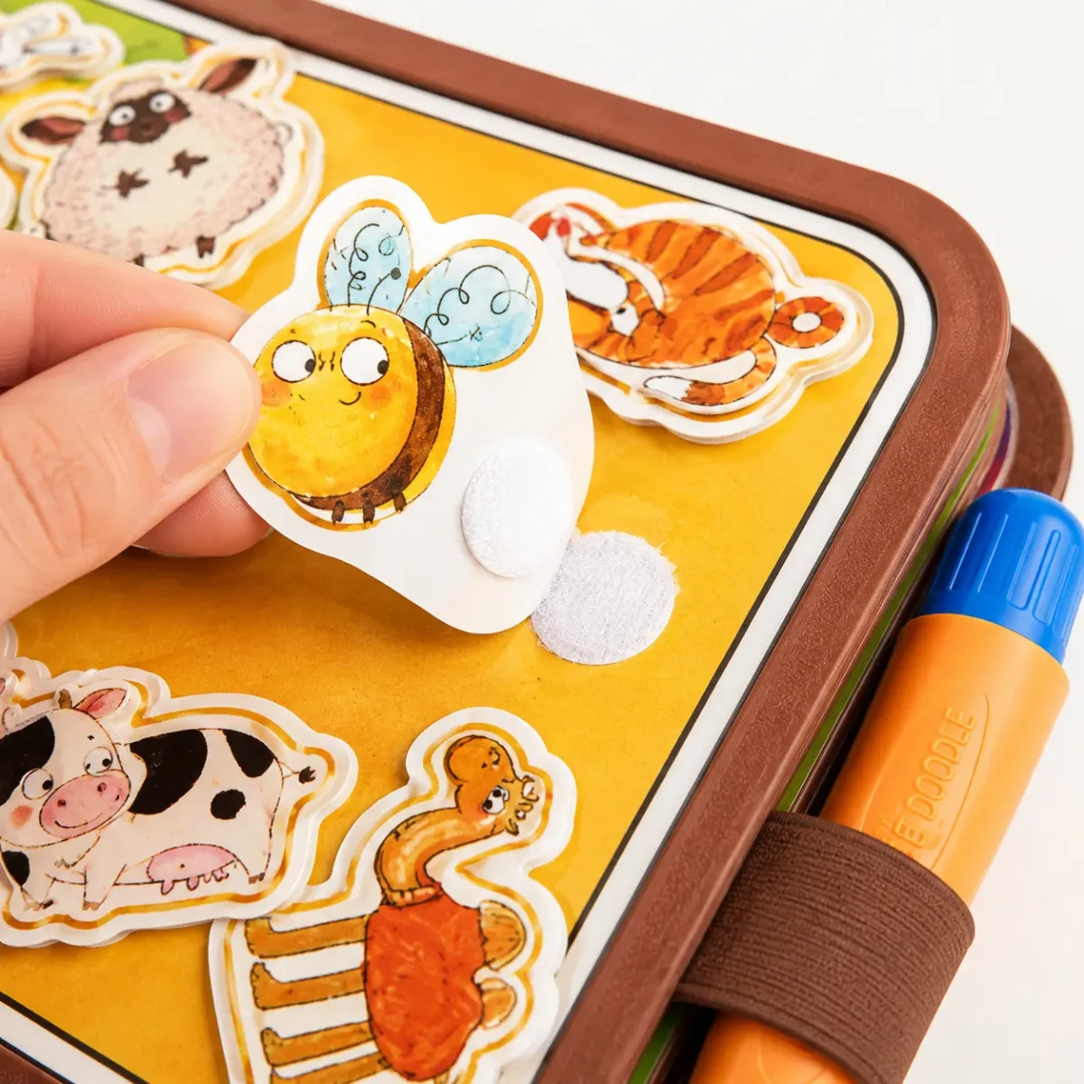 Libro Didáctico Pinta con Agua y Pegatinas2