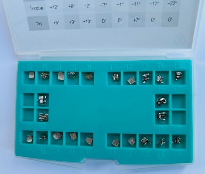 Caso Bracket Roth Metálico Autoligado