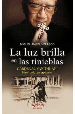 LA LUZ BRILLA EN LAS TINIEBLAS. CARDENAL VAN THUAN. 2 EDICION