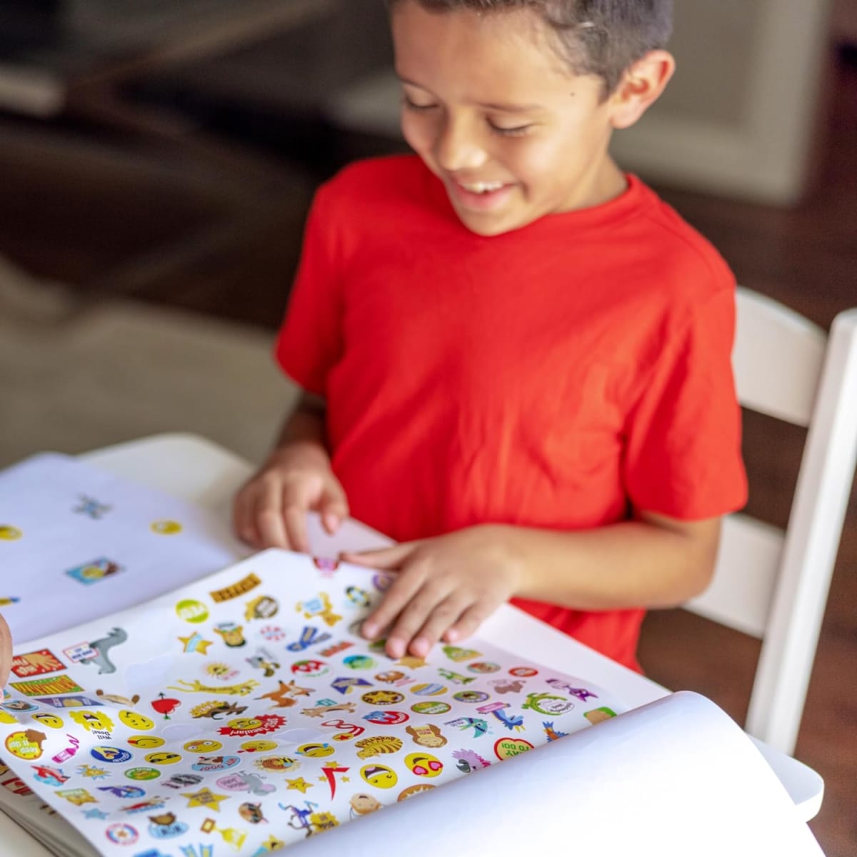 Block de Stickers Reutilizable Estaciones - Melissa and Doug1