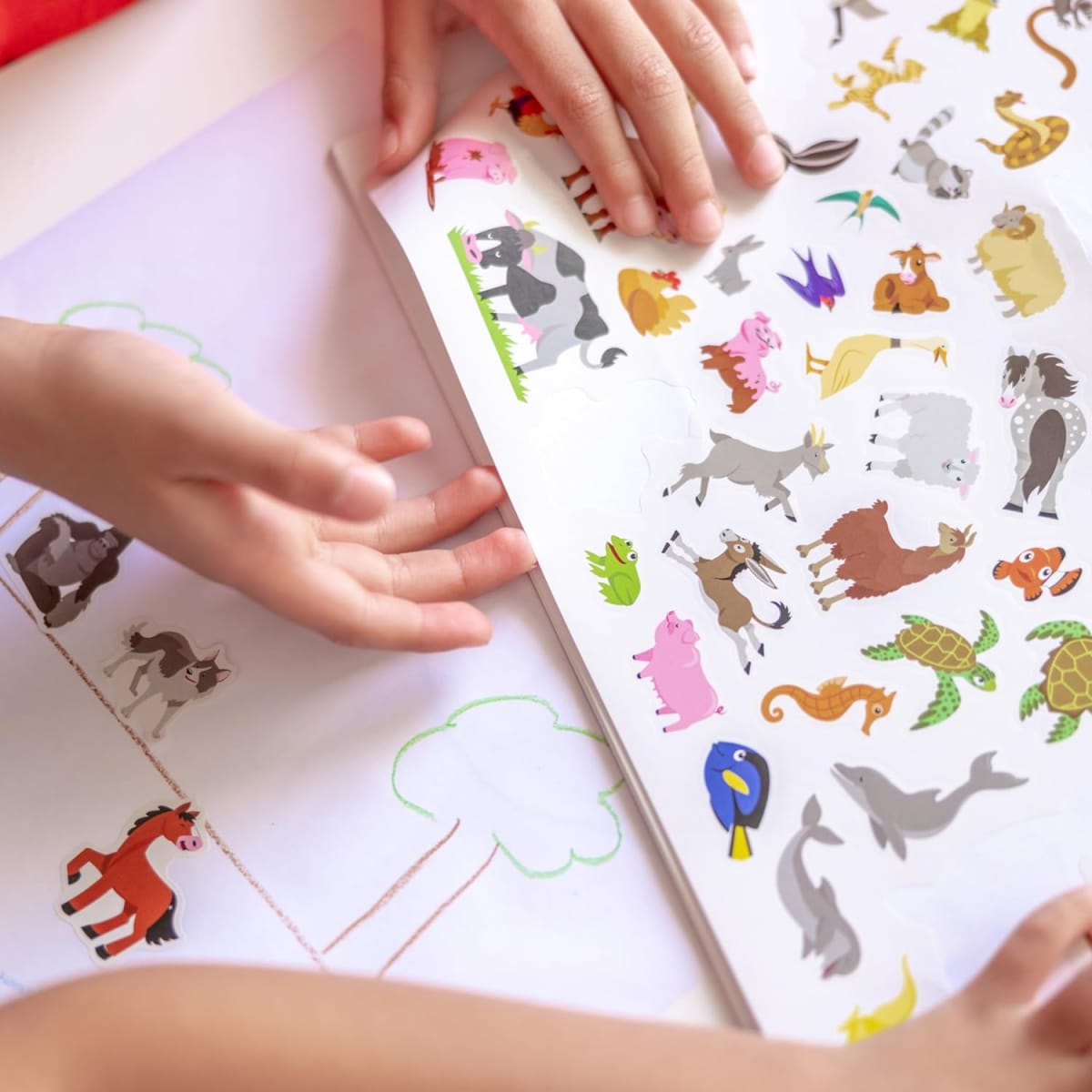 Block de Stickers Reutilizable Estaciones - Melissa and Doug2