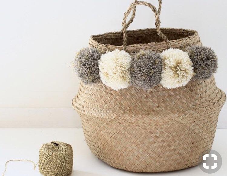 CANASTO RATTAN POMPONES GRISES Y BLANCOS CANASTO RATTAN POMPONES GRISES Y BLANCOS