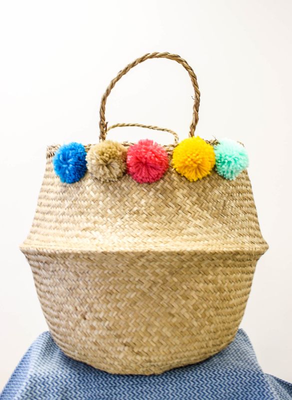 CANASTO RATTAN POMPONES COLORIDOS CANASTO RATTAN POMPONES COLORIDOS
