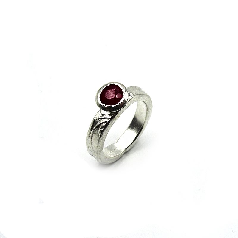 Anillo circón rojo