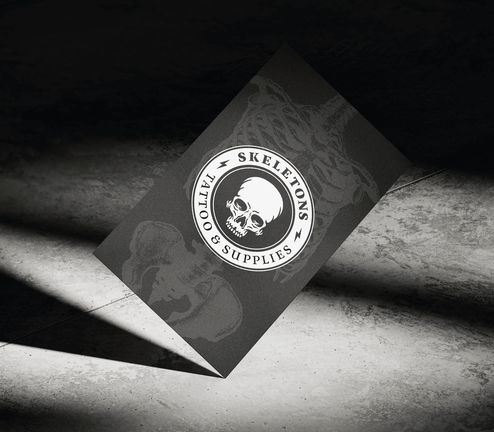 Gift Card Skeletons junto a productos de tatuaje