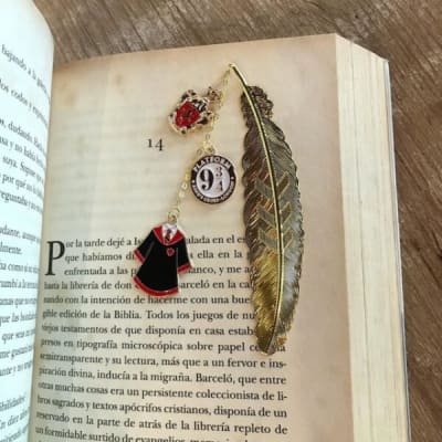 MARCA PÁGINA PLUMA CASAS HARRY POTTER
