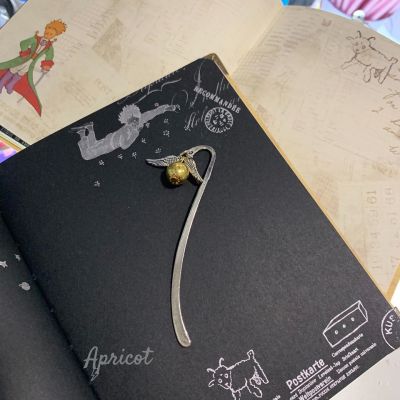 MARCA PAGINA SNITCH DORADA