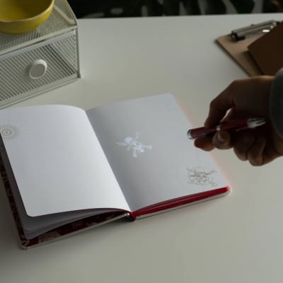 CUADERNO PREMIUM A5 CON BOLIGRAFO PROYECTOR ONE PIECE NETFLIX
